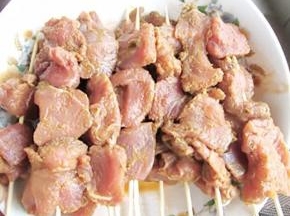 腌制好的肉丁



用竹签串成串