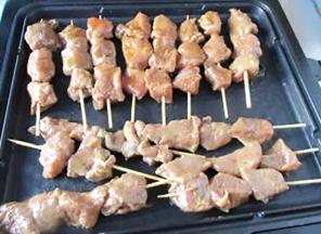 电饼铛预热后选中火

放在烤肉档，薄薄的刷一层油

放入羊肉串盖上电饼铛



我的电饼铛烤肉档时间默认是7分钟

烤2分半的时候翻面

再烤2分钟即可

烤好的肉串好香，肉质也很嫩的哦