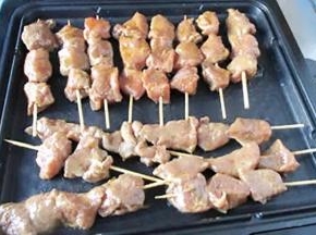 电饼铛预热后选中火

放在烤肉档，薄薄的刷一层油

放入羊肉串盖上电饼铛



我的电饼铛烤肉档时间默认是7分钟

烤2分半的时候翻面

再烤2分钟即可

烤好的肉串好香，肉质也很嫩的哦