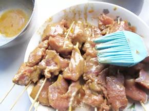 把调好的料汁刷在肉串表面