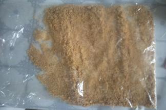 消化饼干装入保鲜袋用擀面杖擀碎