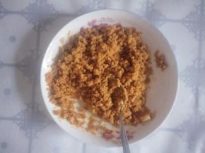 把黄油和消化饼干搅拌均匀