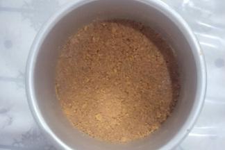 倒入6英寸圆形模具中压实