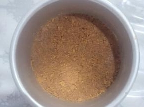 倒入6英寸圆形模具中压实