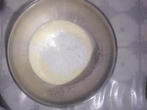 淡奶油中加入糖粉