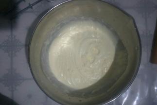 用手持电动打蛋器低速打至6分发，半流动状态。