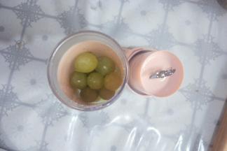 青提加入榨汁机榨成汁