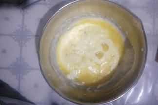 倒入淡奶油中搅拌均匀