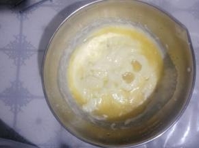 倒入淡奶油中搅拌均匀