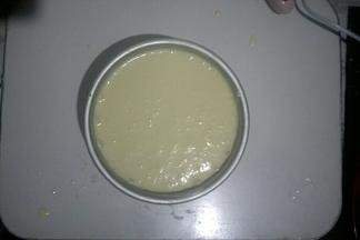 倒入刚搅拌均匀的淡奶油盖保鲜膜放冰箱冷藏2小时以上。