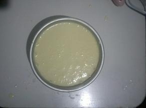 倒入刚搅拌均匀的淡奶油盖保鲜膜放冰箱冷藏2小时以上。