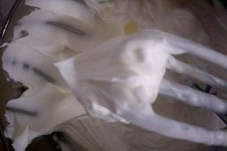 淡奶油加糖粉用手持电动打蛋器低速打发至奶油出现明显花纹。打蛋器提起，奶油呈直尖状态。