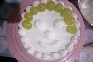 摆入青提，画出眼睛鼻子嘴巴轮廓。