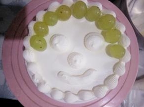 摆入青提，画出眼睛鼻子嘴巴轮廓。