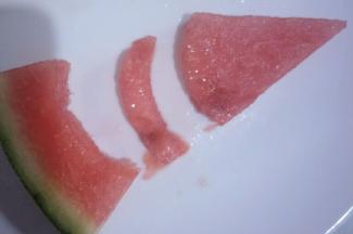 西瓜切出相应的形状。