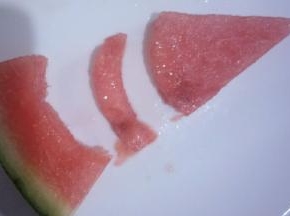 西瓜切出相应的形状。