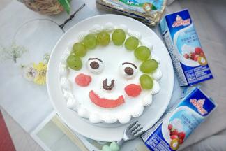 把切出的西个瓜摆在相应的位置。用巧克力酱画出眼睛鼻子即可。