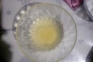 吉利丁粉加入热水搅拌均匀待用