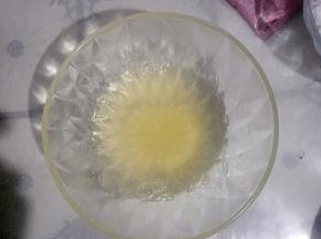 吉利丁粉加入热水搅拌均匀待用