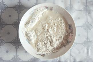 酵母放入面粉中搅拌均匀加入清水