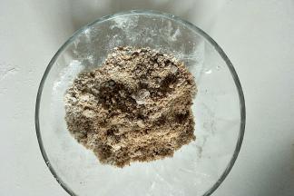 红糖加入面粉中搅拌均匀待用。