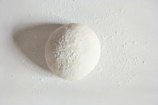 把面团揉搓排出空气，可撒适量干面粉防粘。