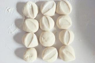 把面团均分成12等份。