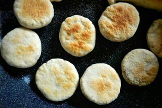 烙至金黄后翻面，烙至两面金黄即可。