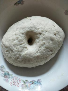 醒发好的面团是原来的2倍大左右，手指戳个小洞不回缩即可。