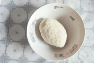 揉成光滑面团盖保鲜膜醒发30分钟左右。冬天延长醒发时间。