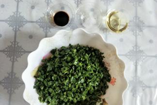 准备食材二，韭菜洗净切丁。