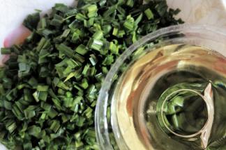 韭菜中加入玉米油搅拌均匀