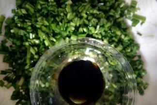 加入生抽搅拌均匀