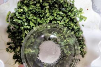 加入盐搅拌均匀。