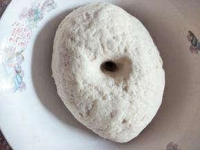 醒发好的面团是原来的2倍大左右，手指戳个小洞不回缩即可。