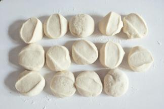 把面团均分成14等份