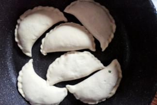 依次做好放入平底锅，开中小火。