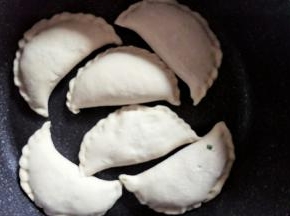依次做好放入平底锅，开中小火。