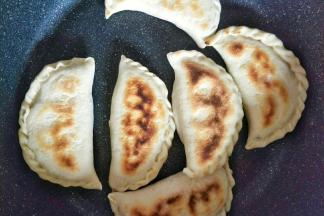 烙至金黄后翻面，烙至两面金黄即可。