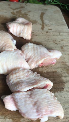 浸泡好的鸡翅洗净后，切成块