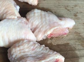 浸泡好的鸡翅洗净后，切成块