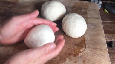 再分三等份，滚圆松弛10分钟左右