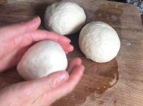 再分三等份，滚圆松弛10分钟左右