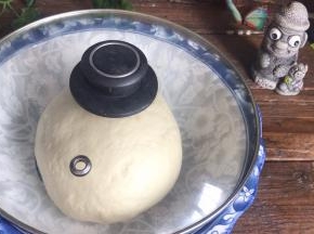 取出面团滚圆，密封发酵至两倍以上
