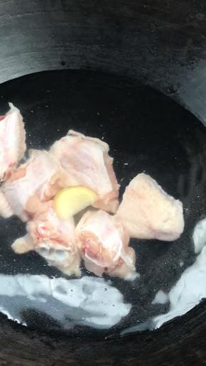 加入少许盐和一片姜片，煮沸