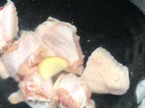 加入少许盐和一片姜片，煮沸