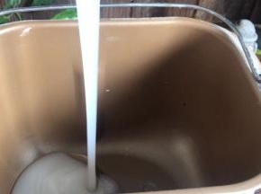 取出冷藏好的糯米糊，倒入面包机桶内