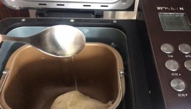 20分钟后，面团揉光滑了，加入玉米油，继续揉面40分钟左右