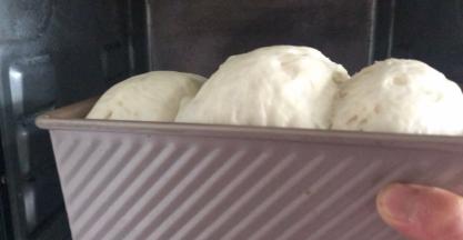 我又忘了，发酵过头了，这个时候烤箱200度预热10分钟