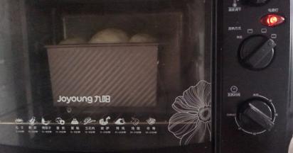 放入预热好的烤箱底层，180度烤30分钟